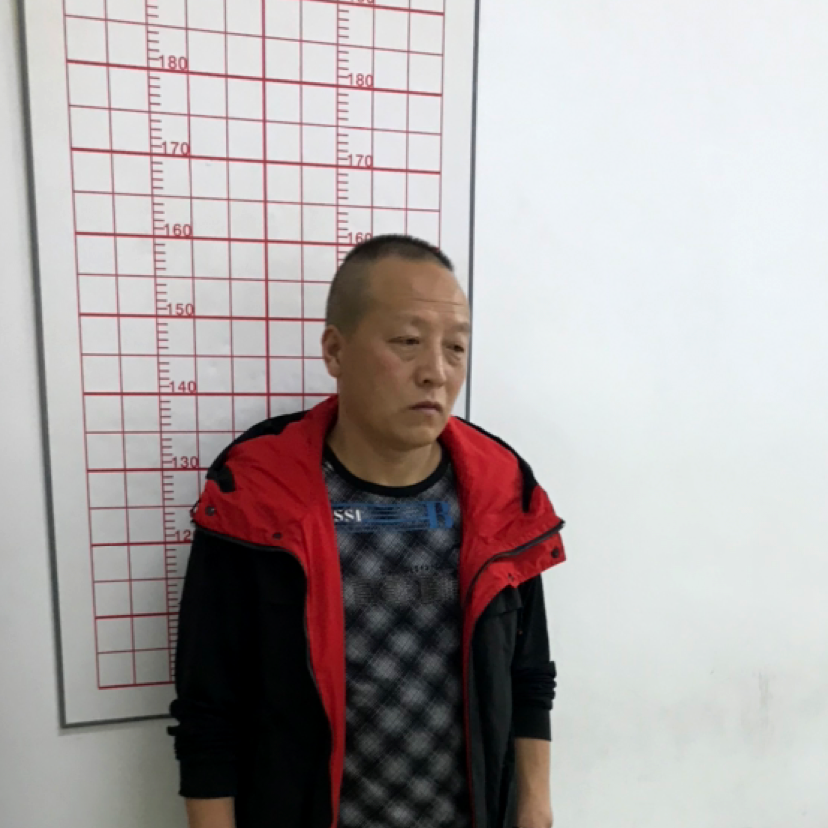 贤惠闻煎饼的照片