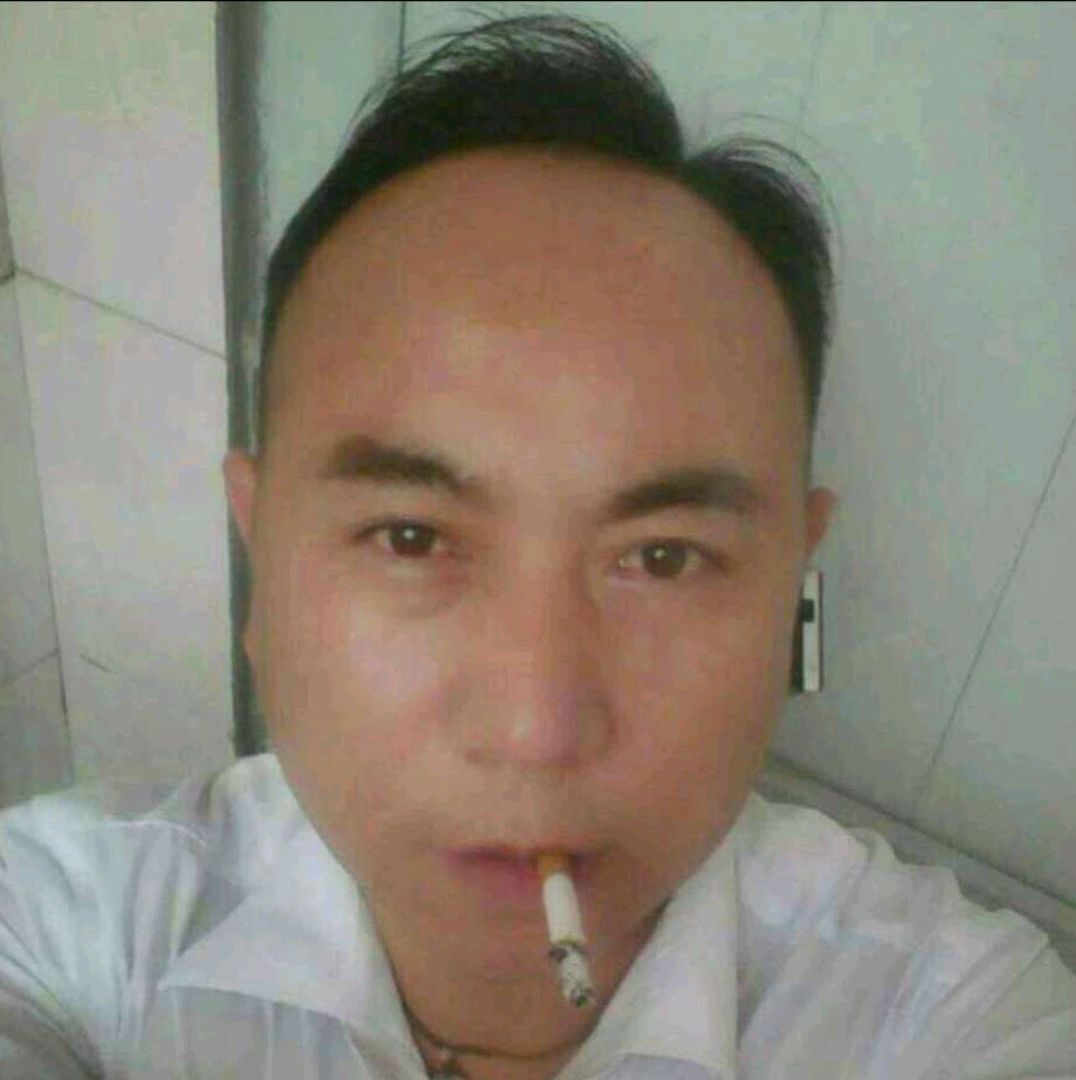 傲娇踢红玫瑰的照片