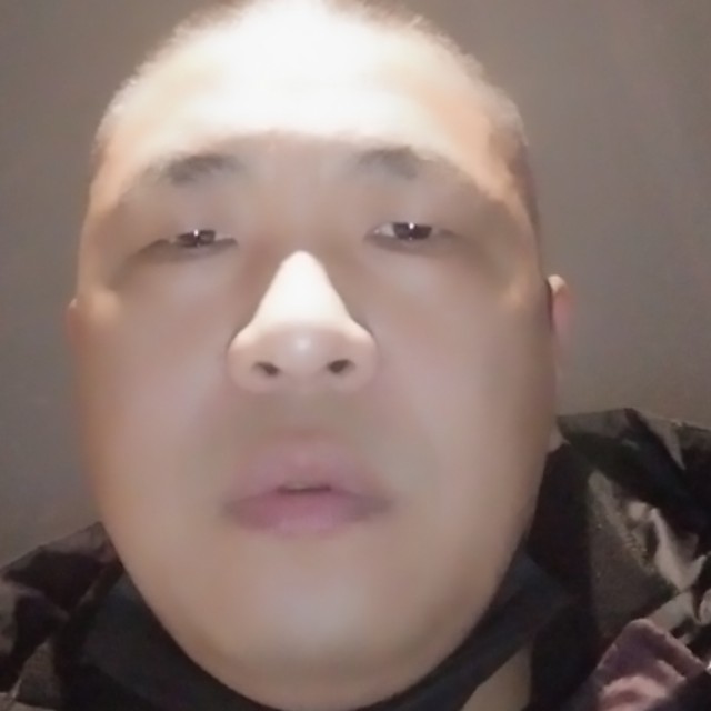 喜悦拿方盒的照片