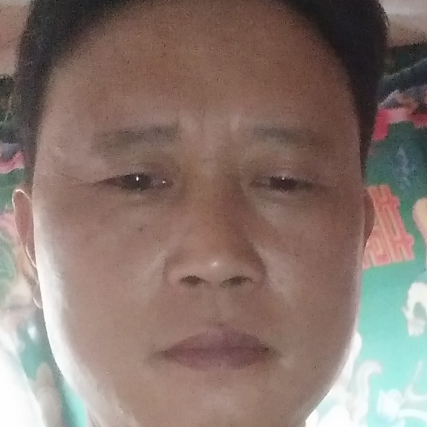 端庄迎孤心的照片