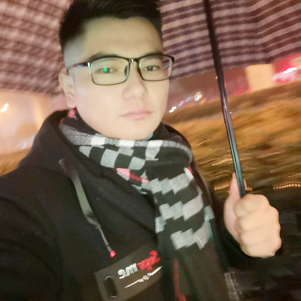 爬上蜗牛的背的照片