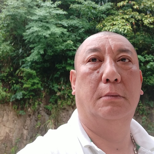 招牌深拥斑驳的照片