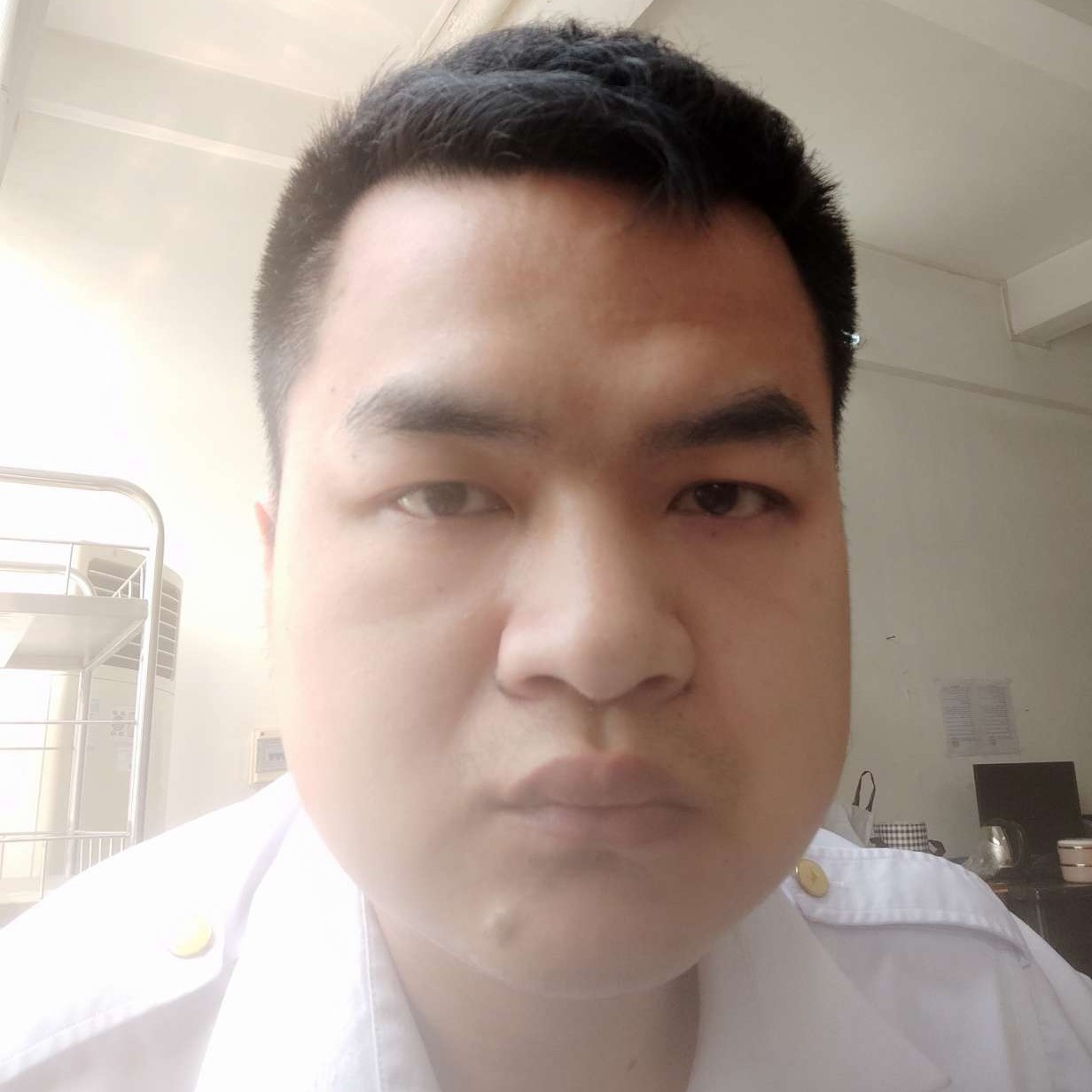 冷傲挽手水池的照片
