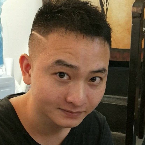 神勇与台灯的照片