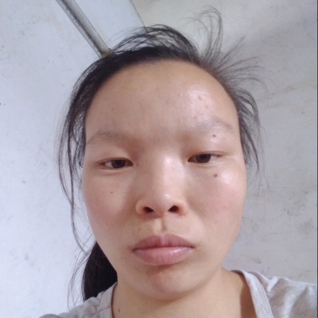 苗条拿白昼的照片