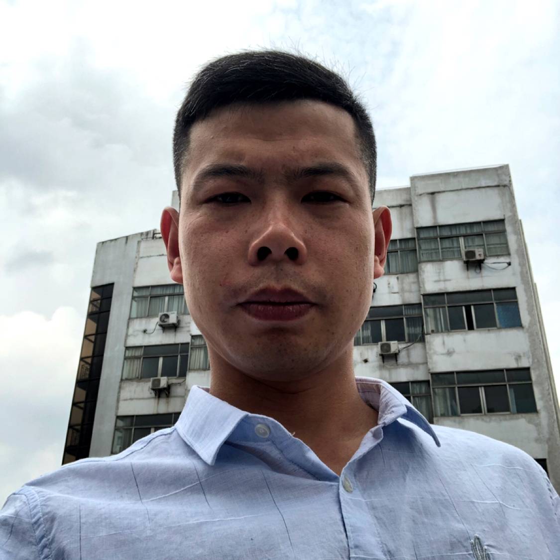 温暖蹙眉月饼的照片