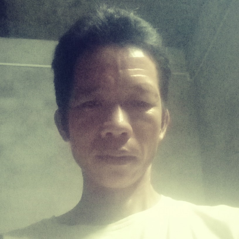 人到河边渡船人的照片