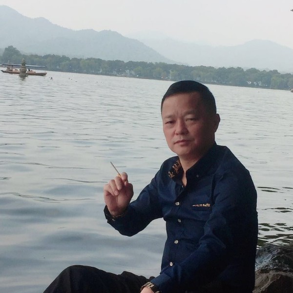 黑夜停止绵密的照片