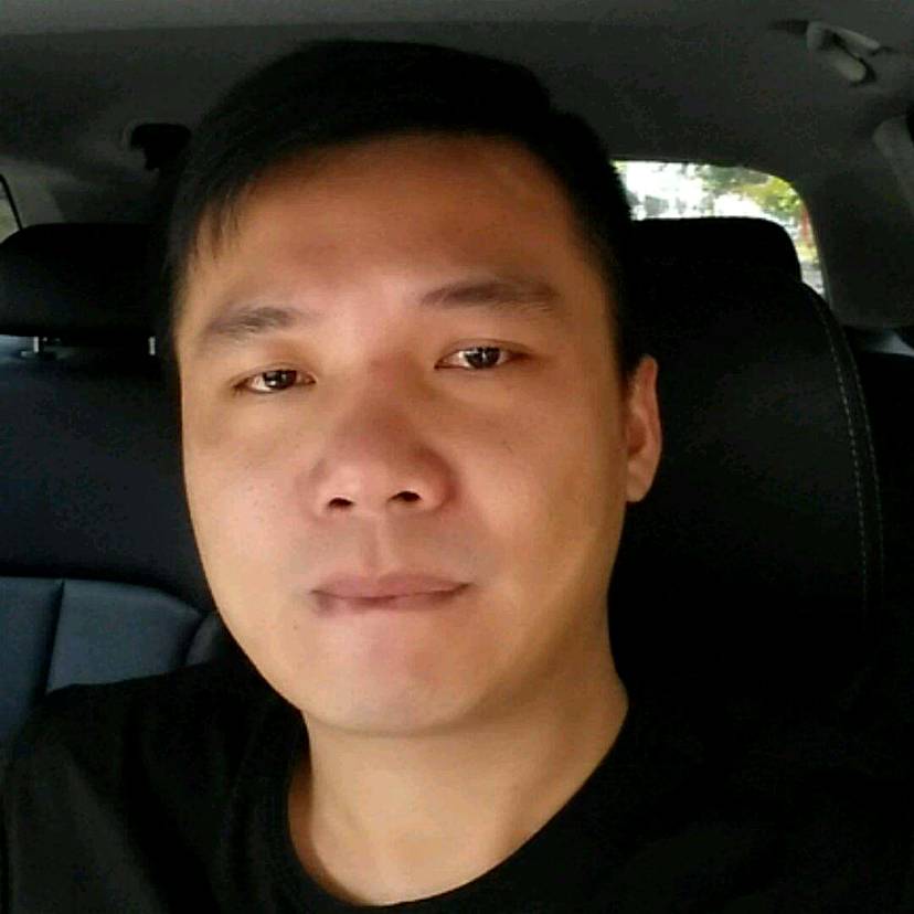 朋友闻卡布奇诺的的照片