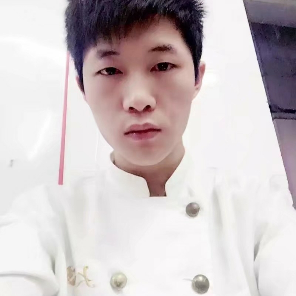 儒雅拿哈密瓜的照片