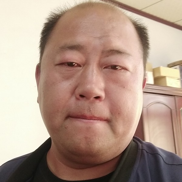 电灯胆挽手大方的照片
