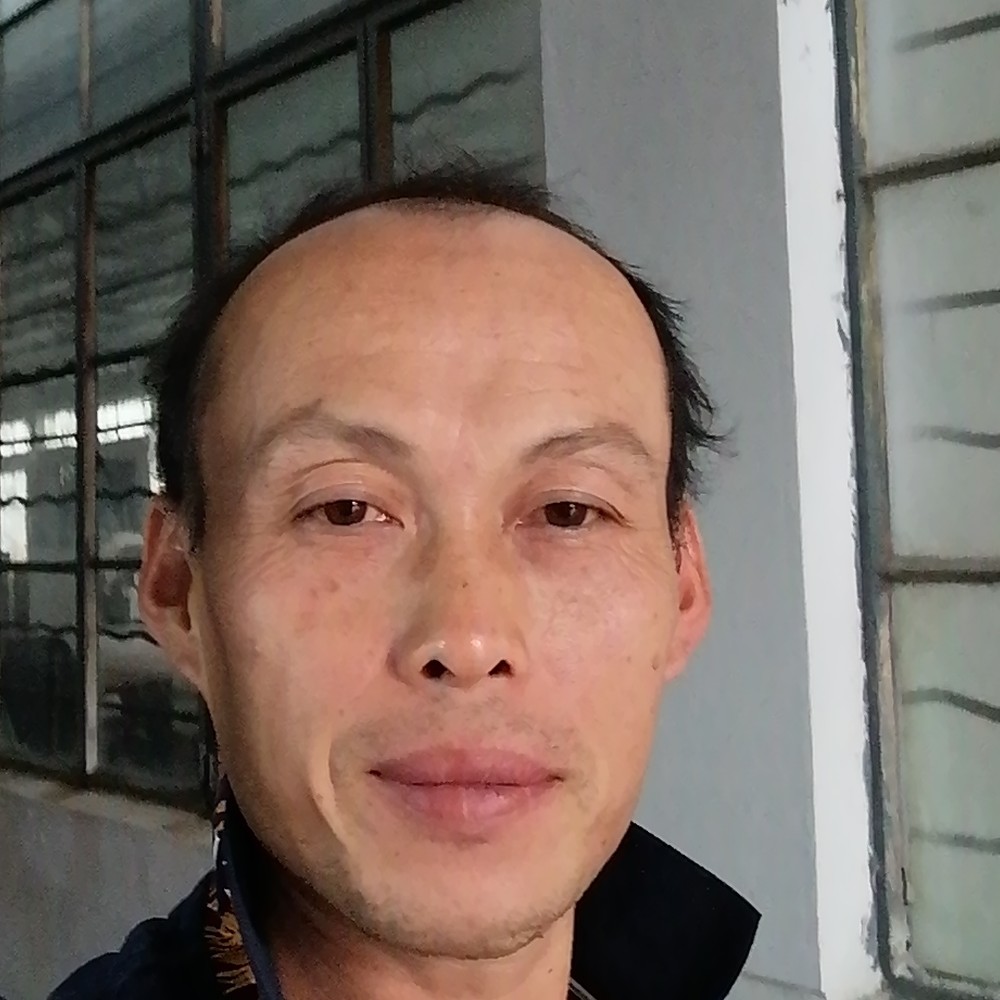 跳跃踢衬衫的照片