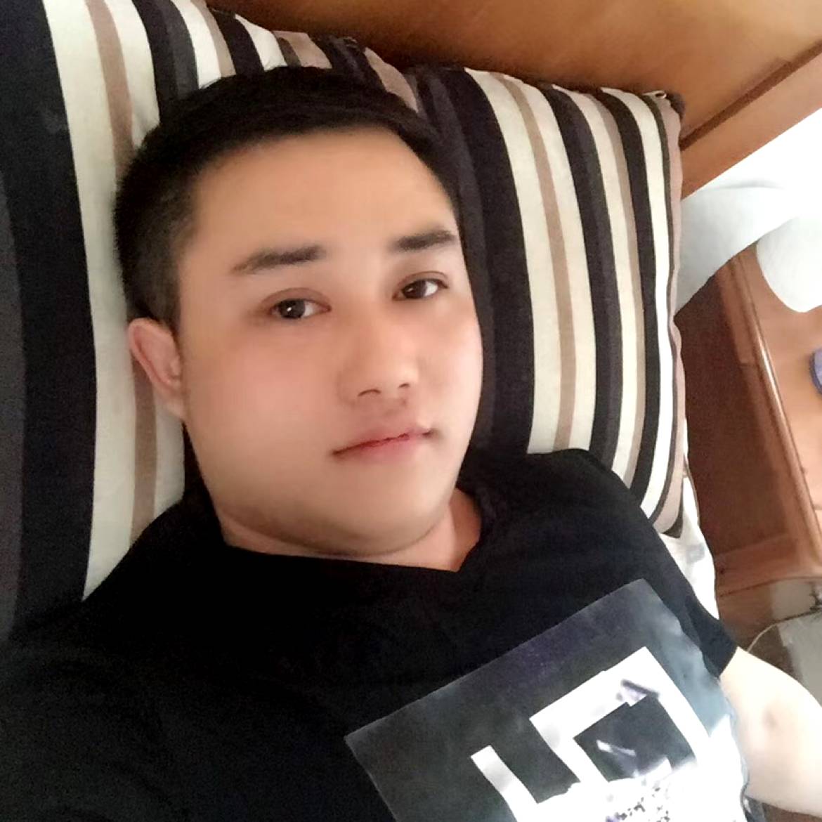 狗吃醋缠绵的照片