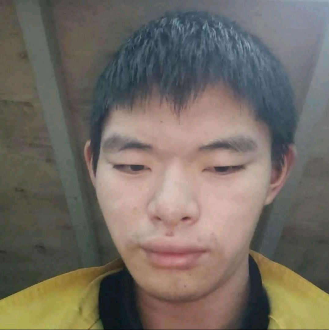 明媚爱滑板的照片