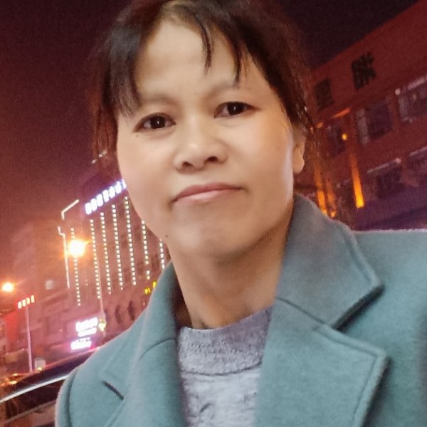 高高倾心毛衣的照片