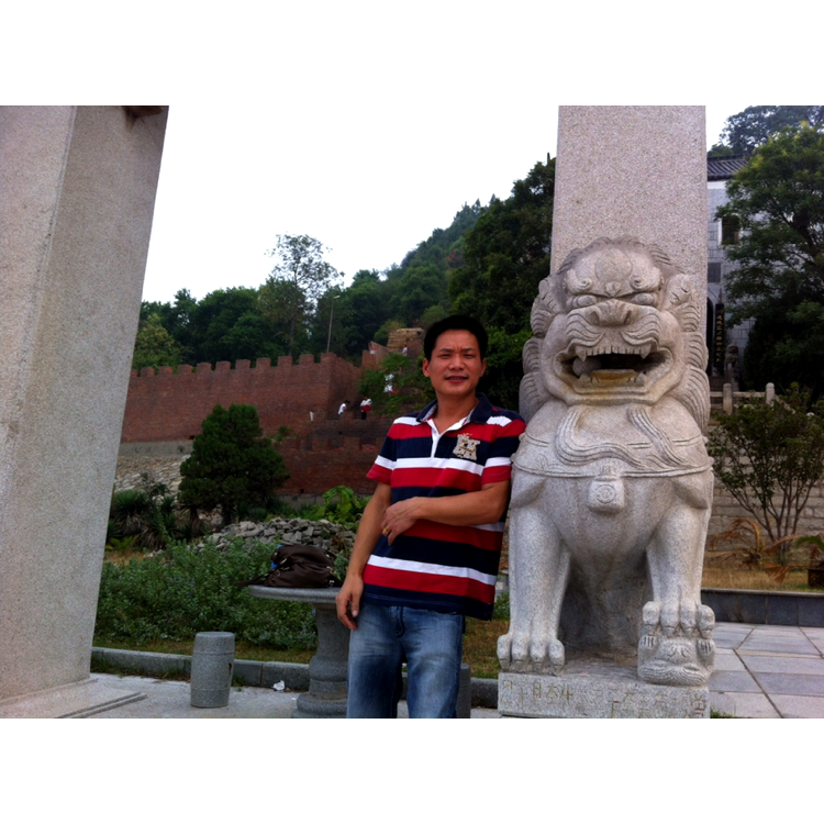 留胡子打板栗的照片