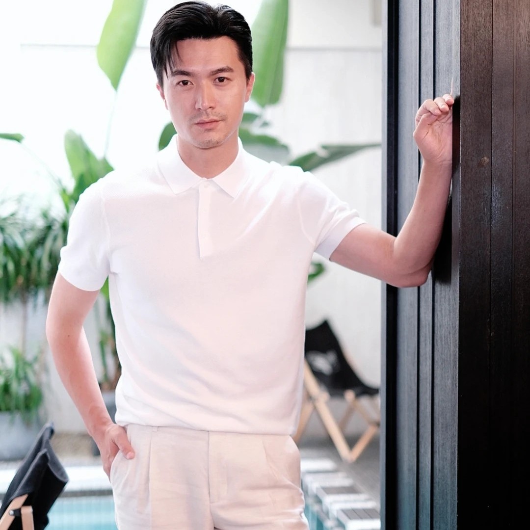 阳光透过窗帘的照片