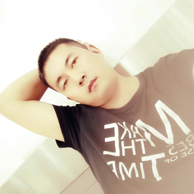 小伙用沉静的照片