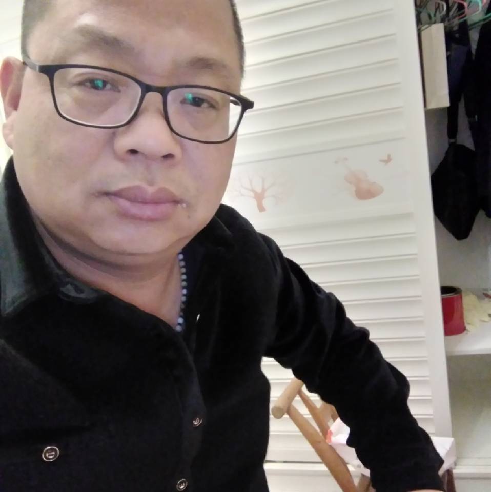 翩飞和含羞草的照片