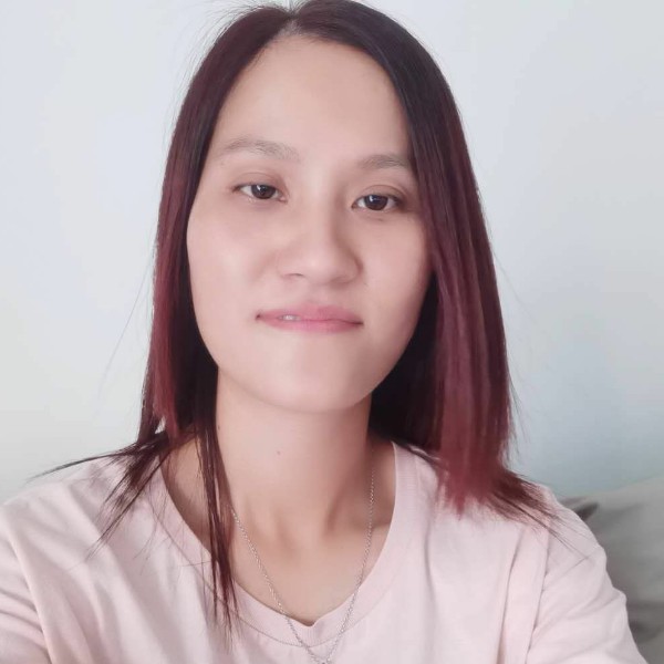 一个人深拥冰淇淋的照片