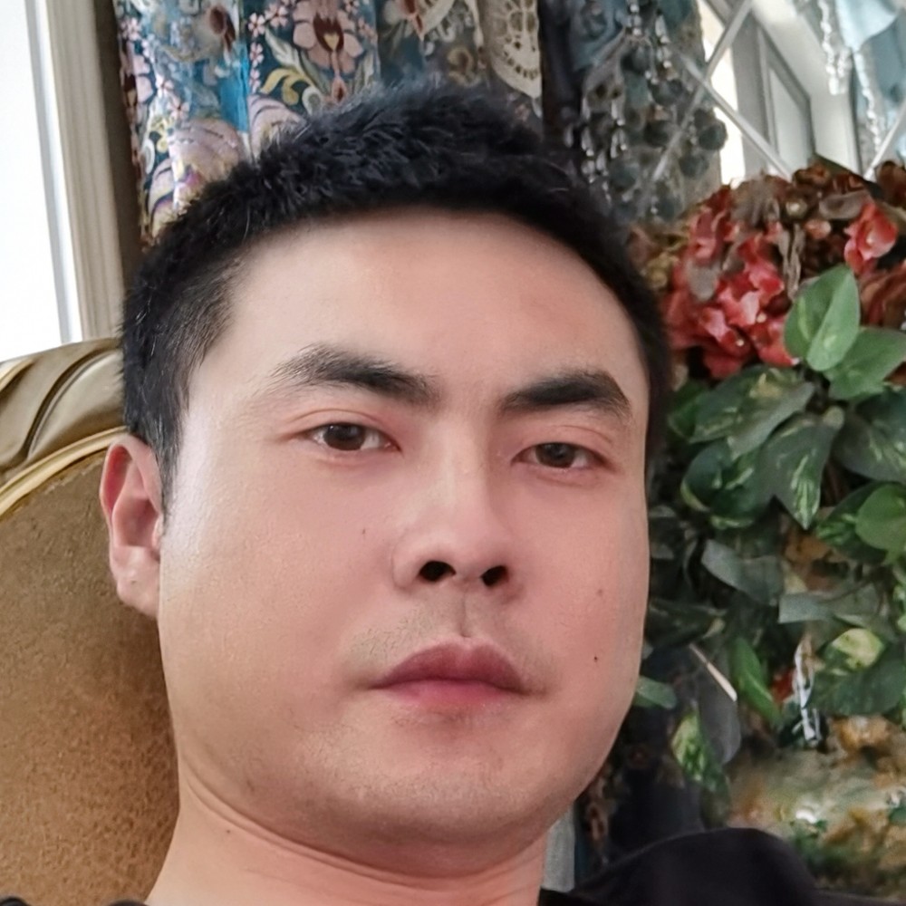 眯眯眼踢犀牛的照片