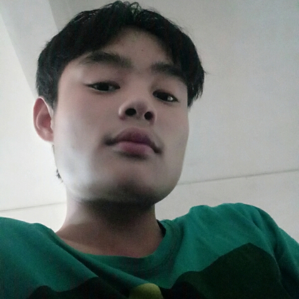 背对背拥抱题的照片