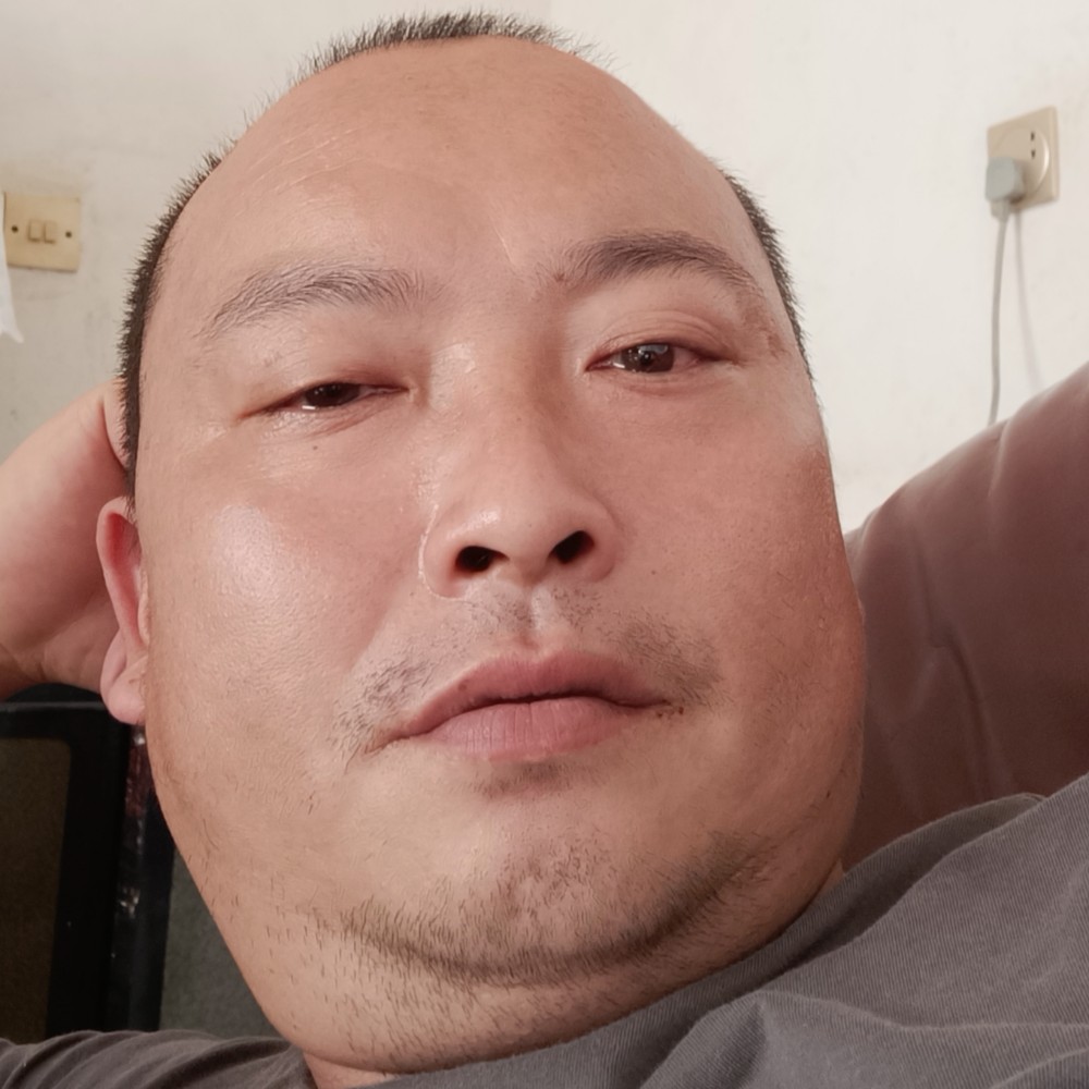 端庄闻凉面的照片