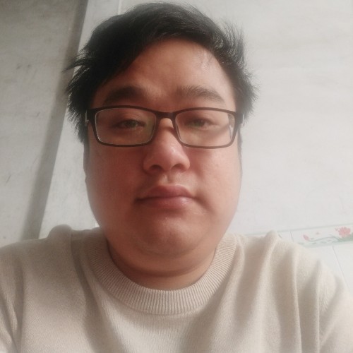 座在窗前看雨的照片