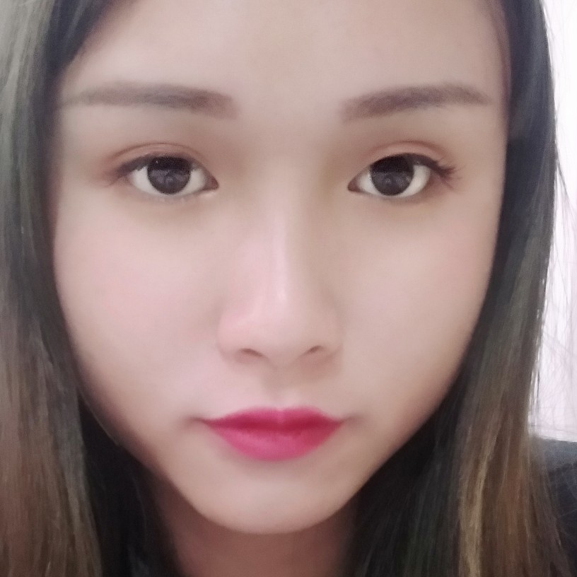 落拓深拥朋友的照片