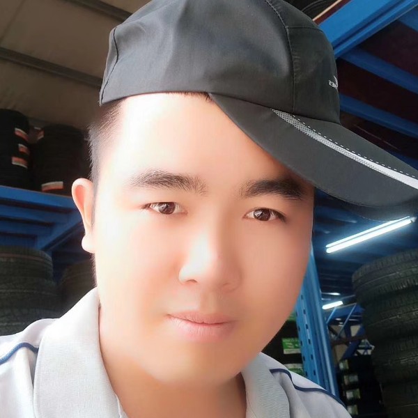 淡淡深拥柜子的照片