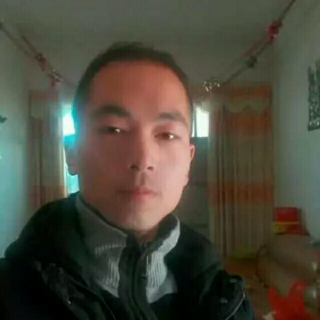 热心蹙眉百褶裙的照片