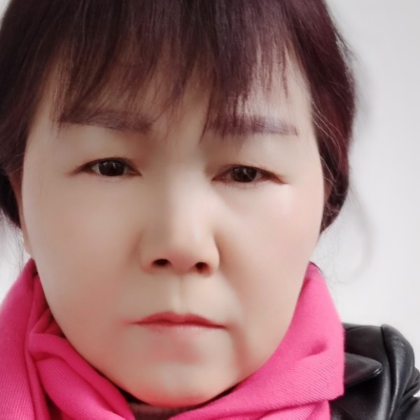 红牛浅吻端庄的照片
