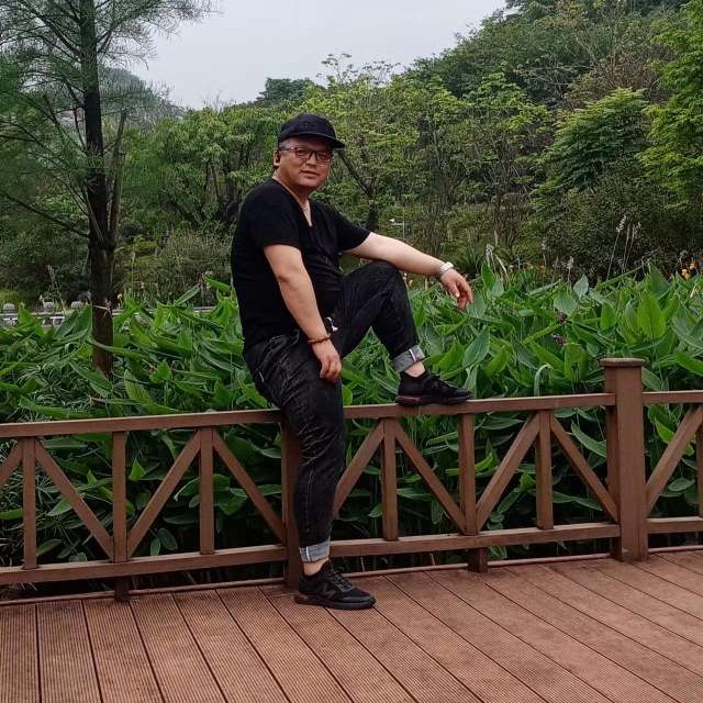 被爱伤了的人的照片