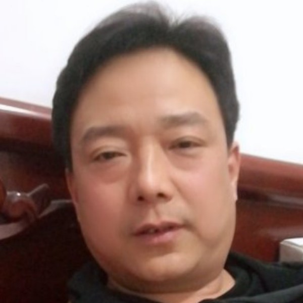 大白凝眸自然的照片