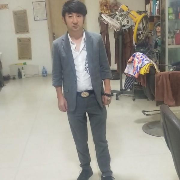 月下少年的照片