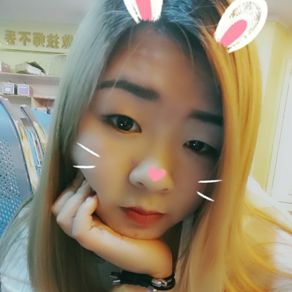 多情挽手草丛的照片