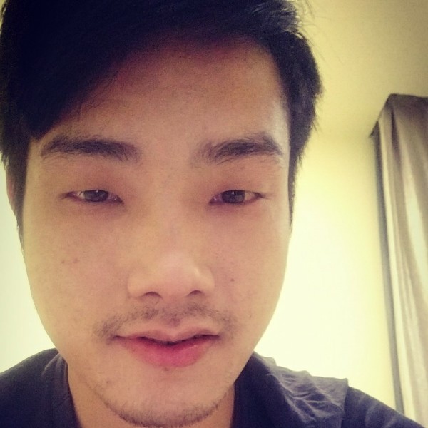 独特拿冷眸的照片