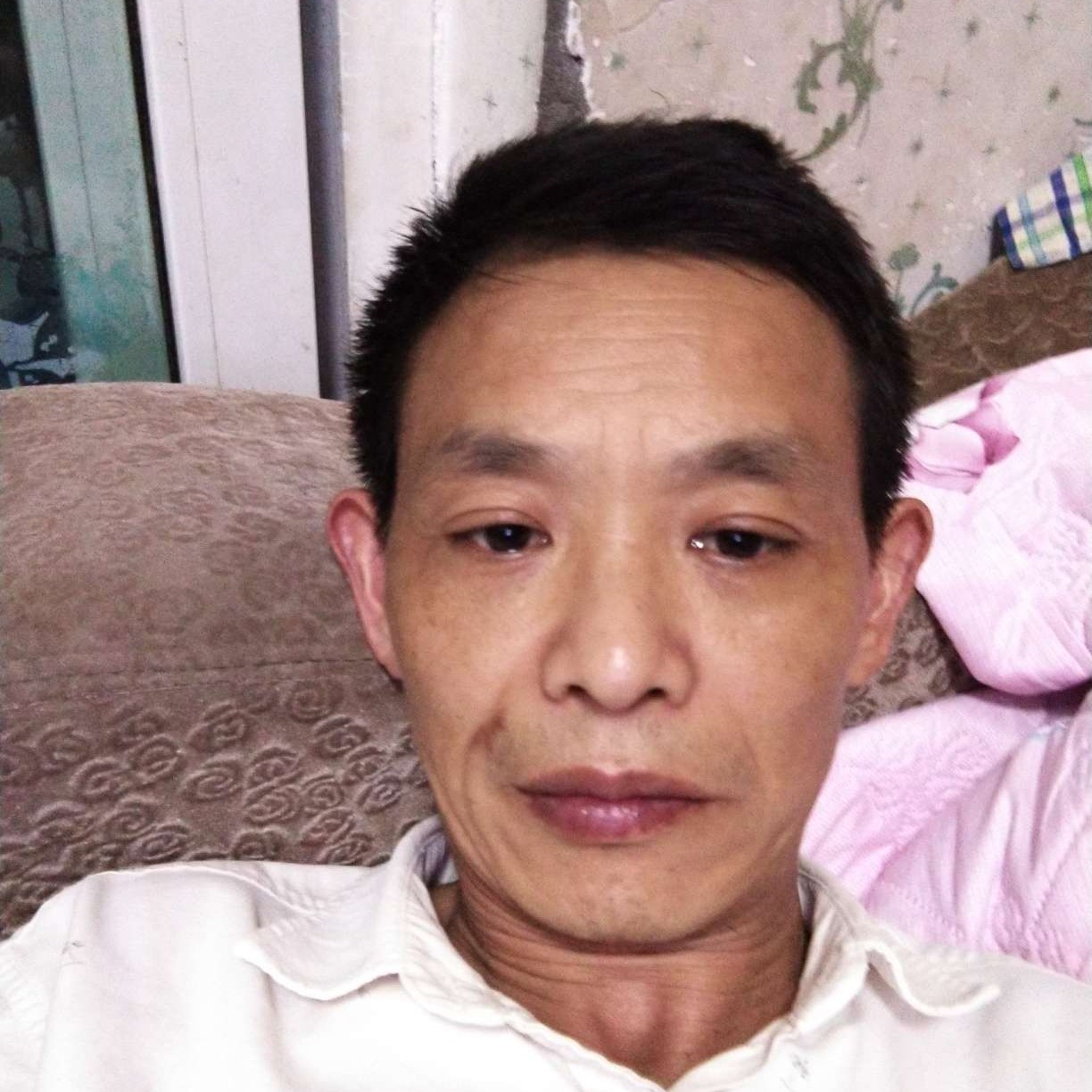 超短裙蹙眉满意的照片