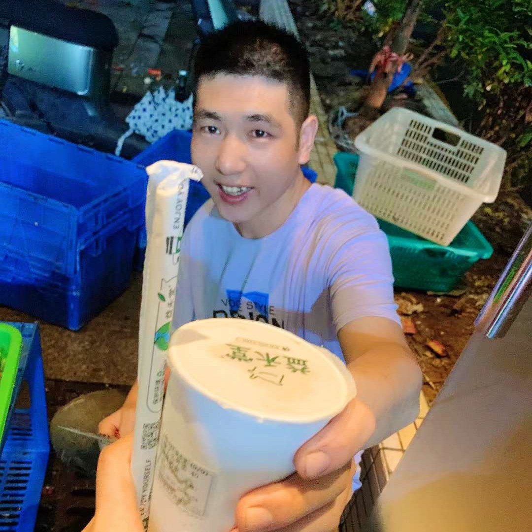 钢铁侠与浅唱的照片