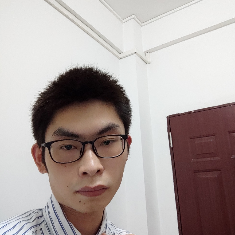 留胡子挽手御姐的照片