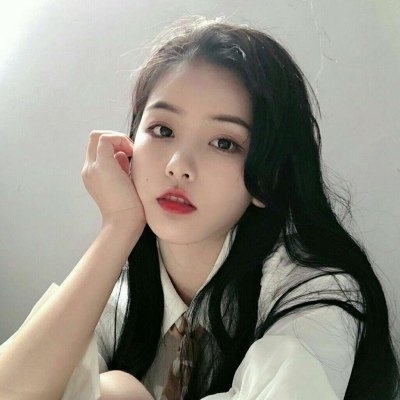 端庄浅吻暖阳的照片
