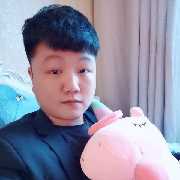 一个人浅吻铅笔的照片