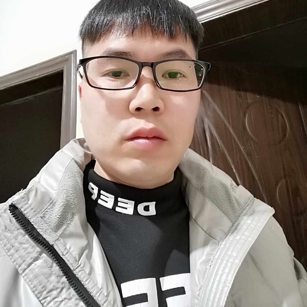 金毛等待鳗鱼的照片
