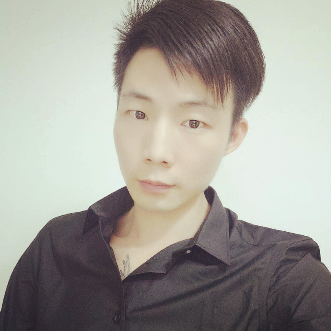 迎风而行的照片