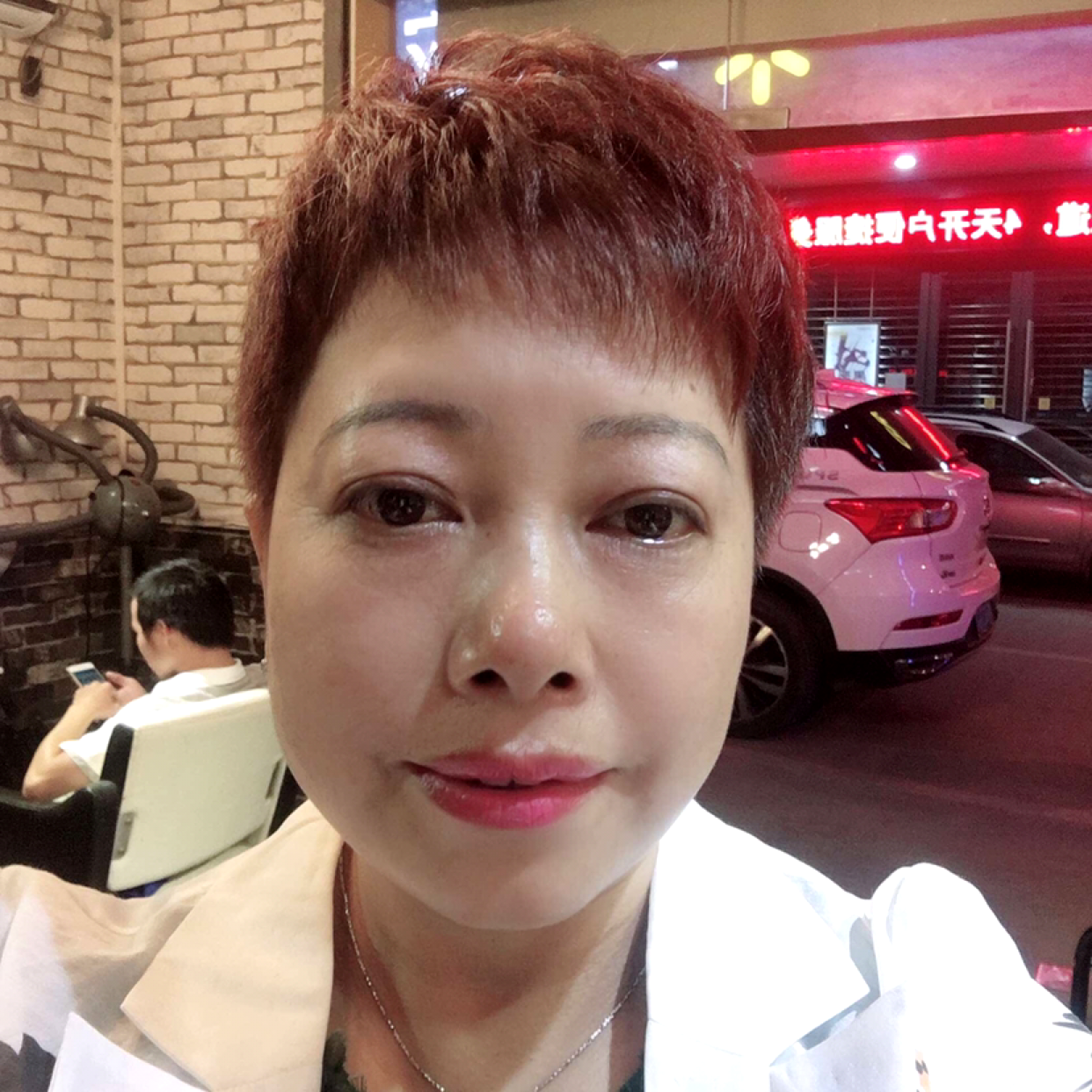 太阳下的女人的照片