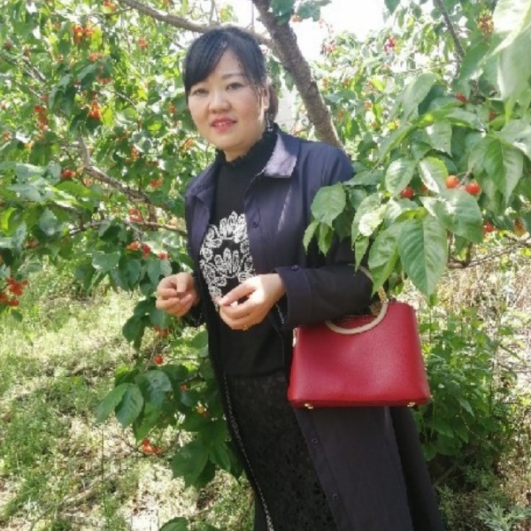 店员笑眼睛大的照片