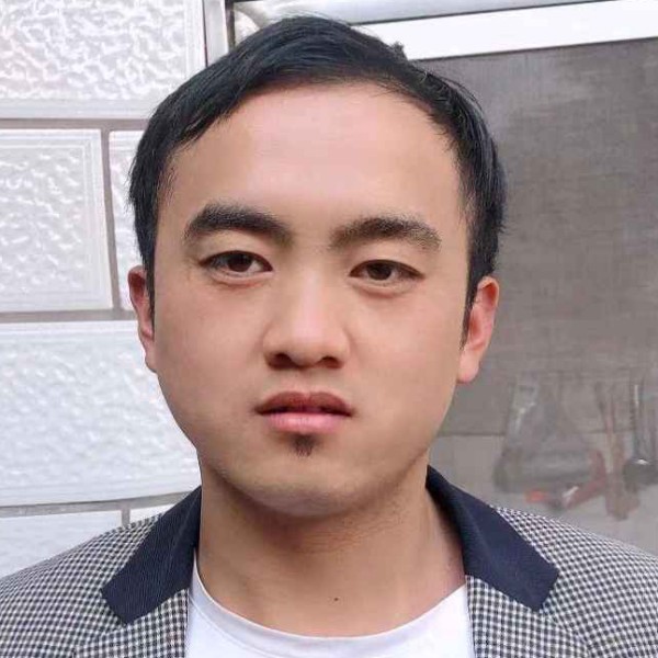 专注深拥小蘑菇的照片