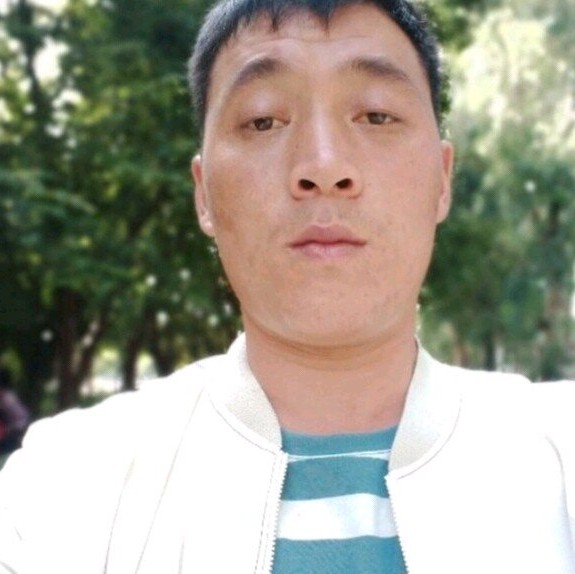 彪壮深拥小蚂蚁的照片