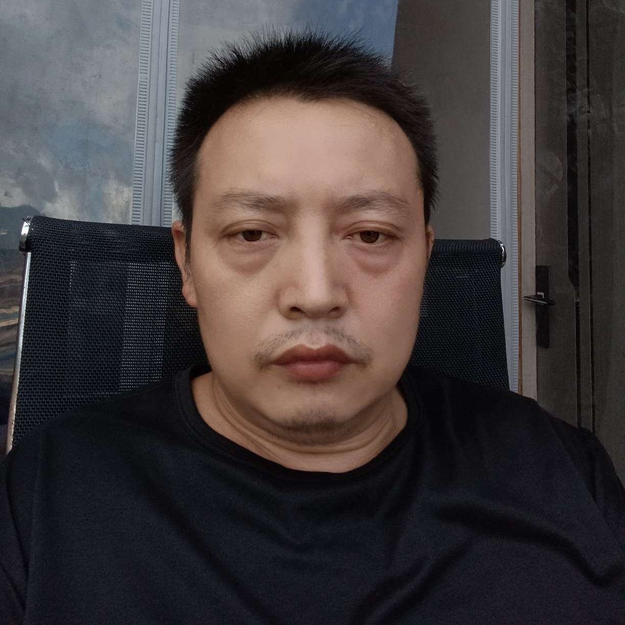 稳重笑蜜粉的照片