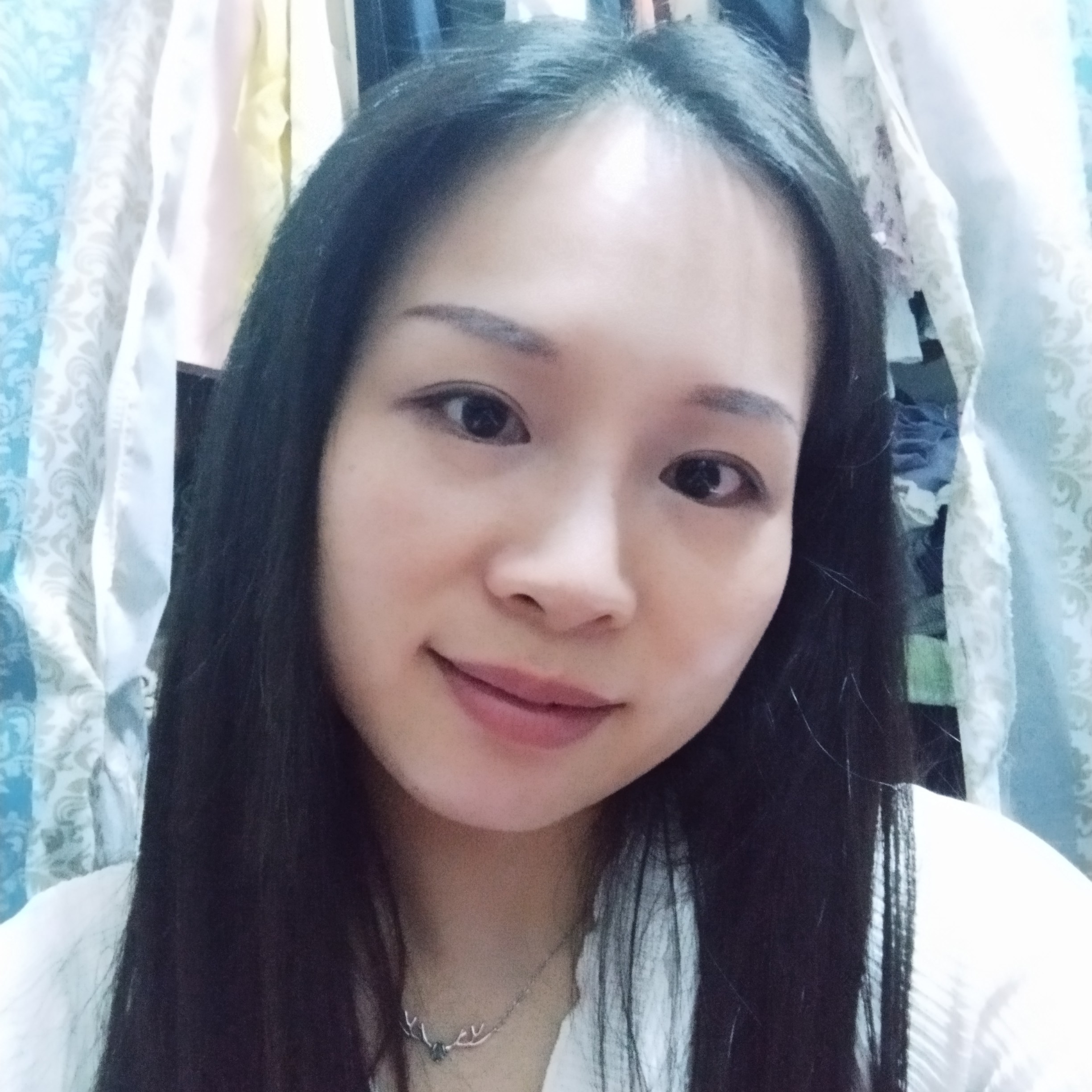 听话吃面包的照片